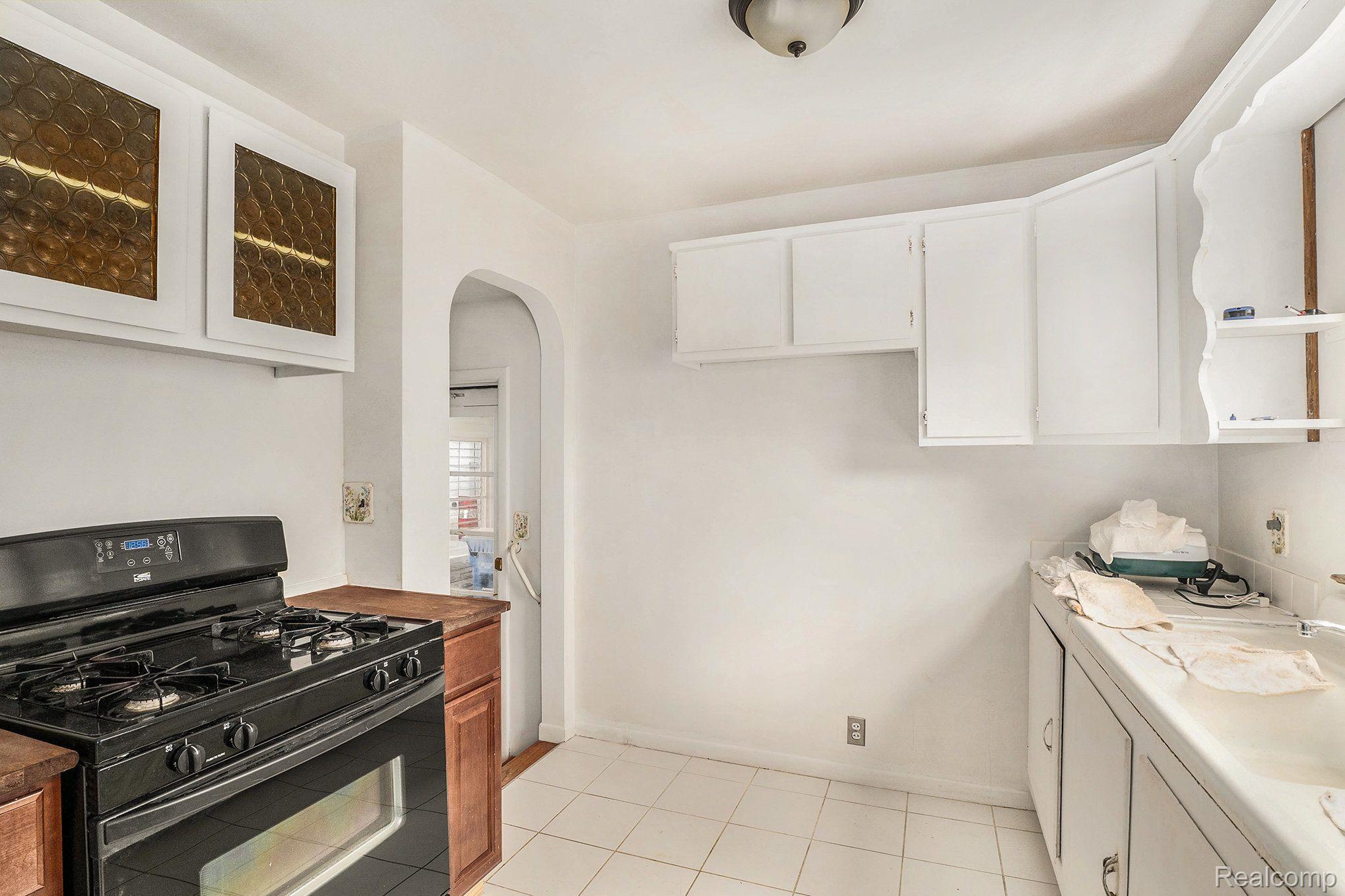 3701 Clintonville Road Waterford, MI 48329 - Photo 2 of 19 Gallery Image 2