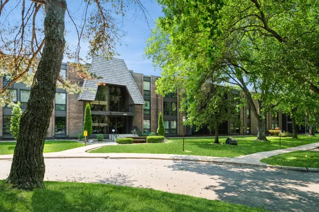 $214,900 | 6105 Lincoln Drive, Unit 130, Edina, MN 55436