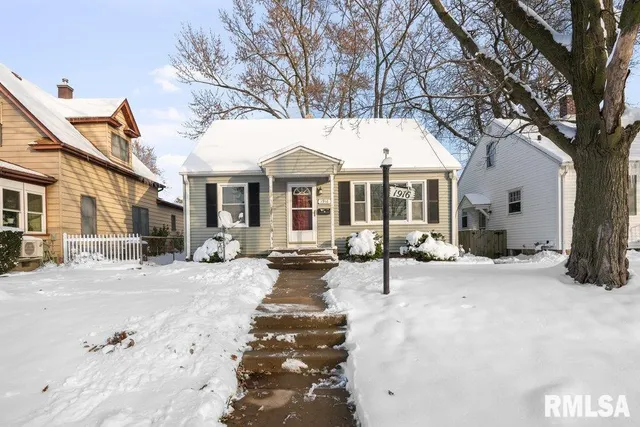 $1,200 | 1916 33rd Street, Moline, IL 61265