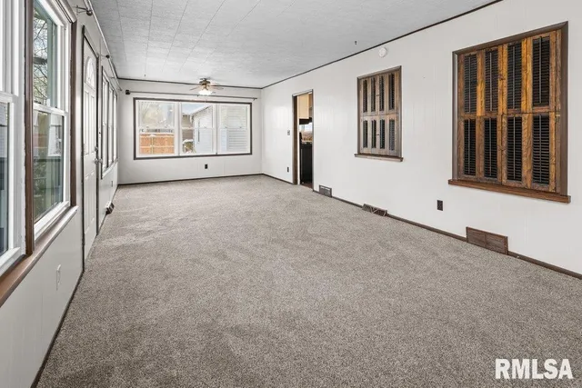 $1,200 | 1916 33rd Street, Moline, IL 61265