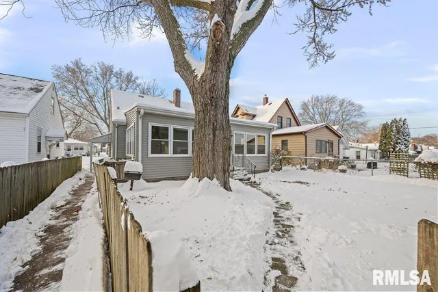 $1,200 | 1916 33rd Street, Moline, IL 61265