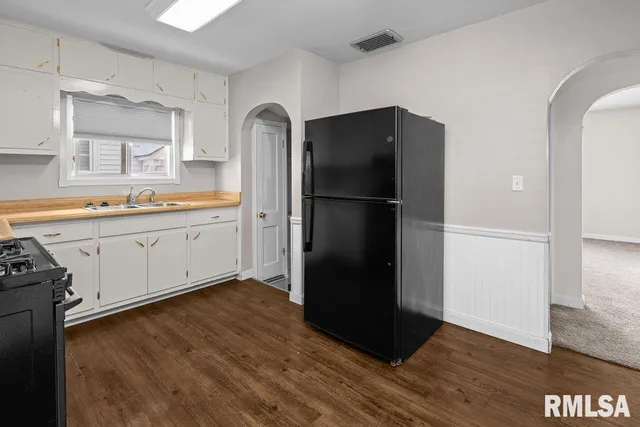 $1,200 | 1916 33rd Street, Moline, IL 61265