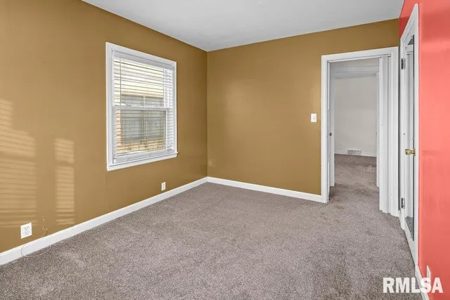 $1,200 | 1916 33rd Street, Moline, IL 61265