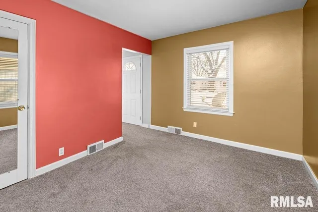 $1,200 | 1916 33rd Street, Moline, IL 61265