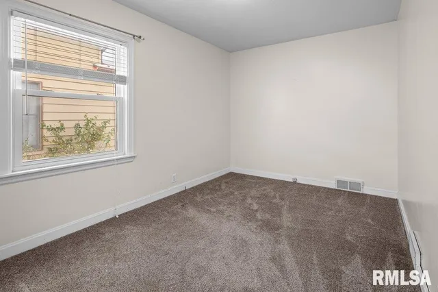 $1,200 | 1916 33rd Street, Moline, IL 61265