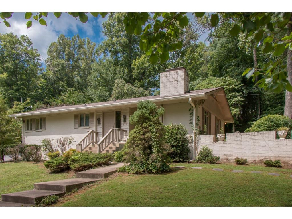 317 Robin Road Bristol, TN 37620 - Photo 1 of 35 Photo 1