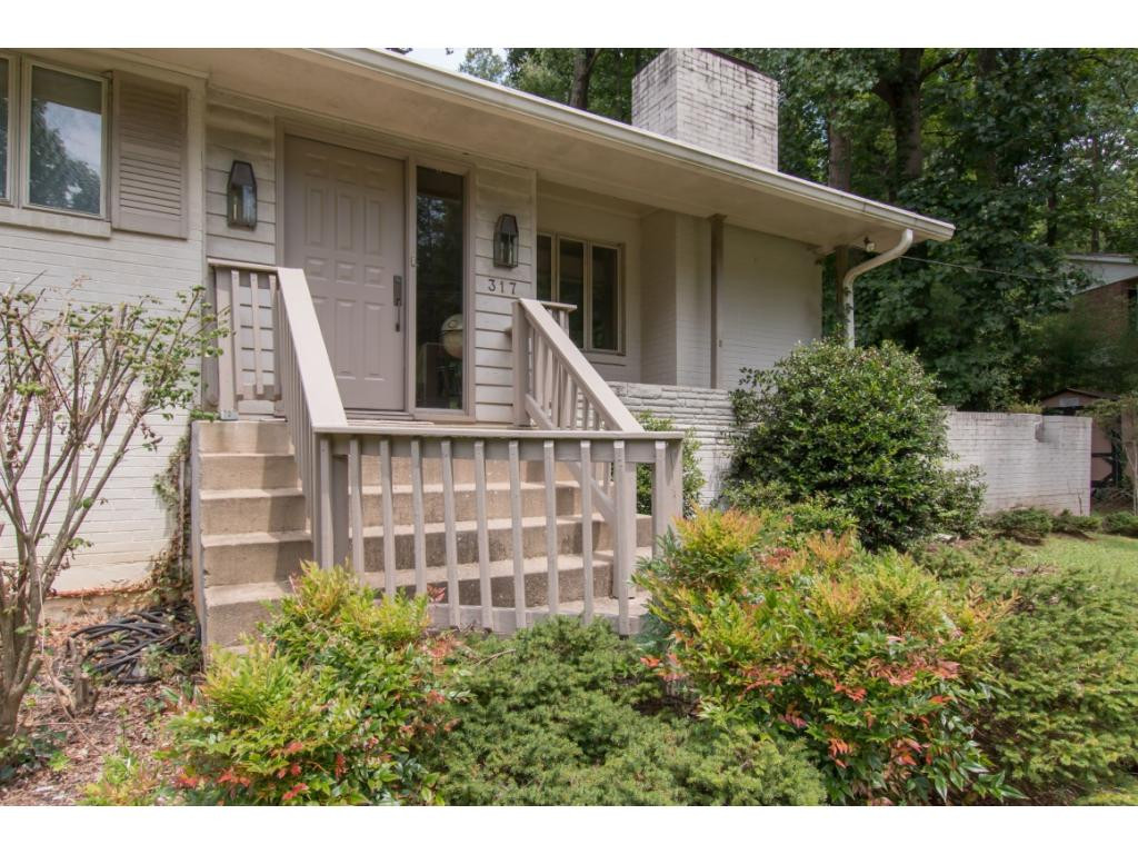 317 Robin Road Bristol, TN 37620 - Photo 4 of 35 Photo 4
