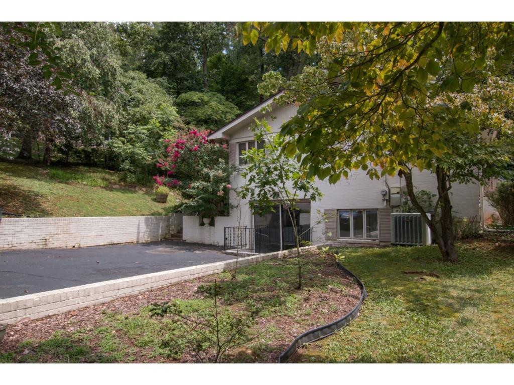 317 Robin Road Bristol, TN 37620 - Photo 5 of 35 Photo 5