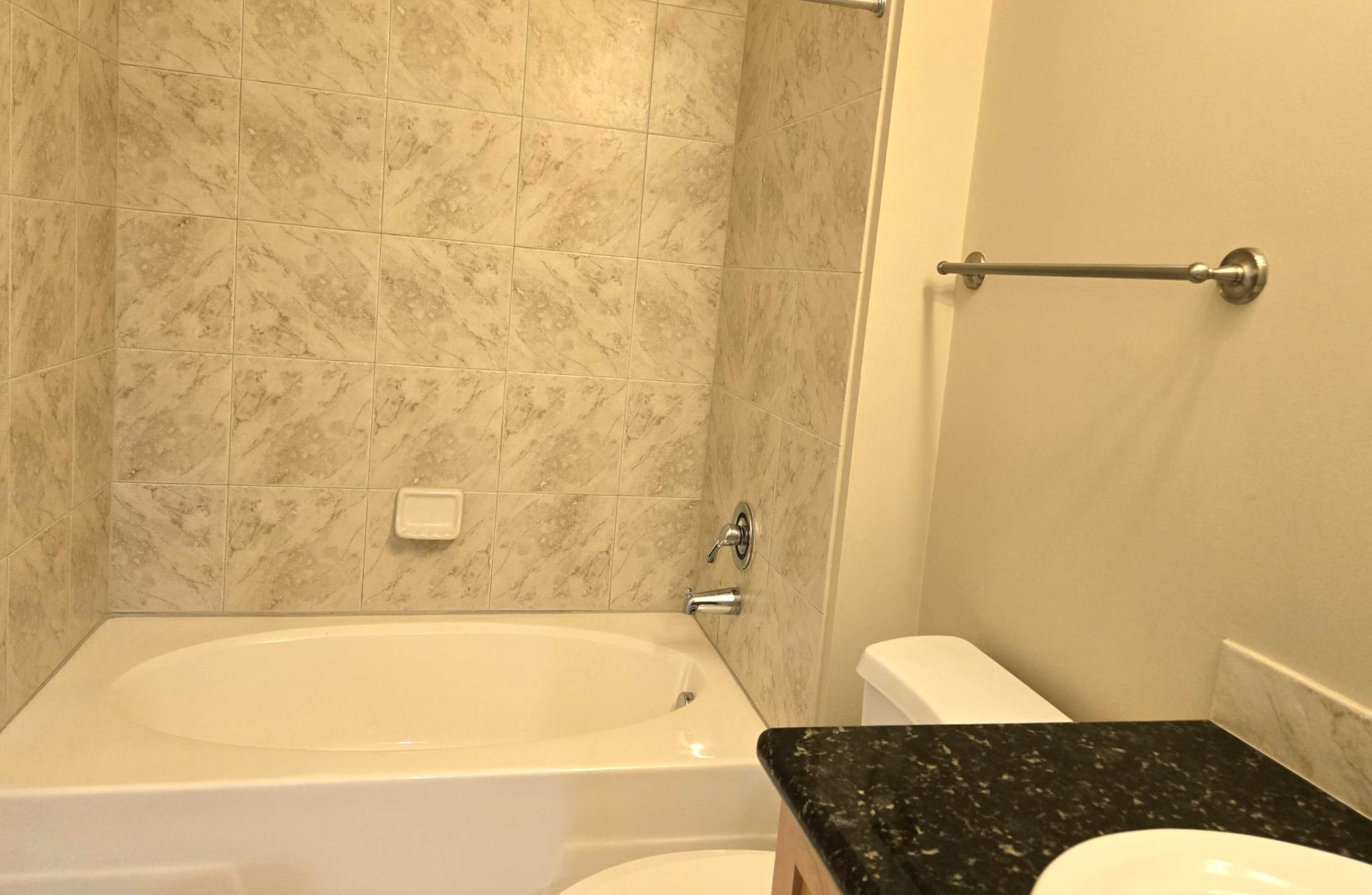 1900 Genesee Street, Unit 207 Houston, TX 77006 - Photo 33 of 50 Secondary bath has soaking garden tub with tile surround.
