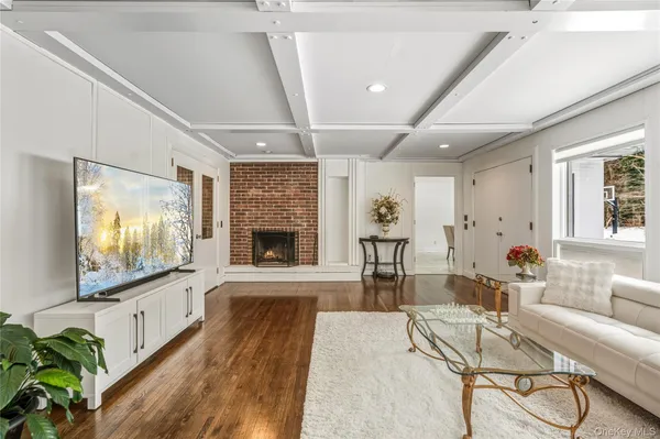 $2,899,000 | 19 Frost Creek Drive, Locust Valley, NY 11560