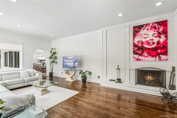 $2,899,000 | 19 Frost Creek Drive, Locust Valley, NY 11560