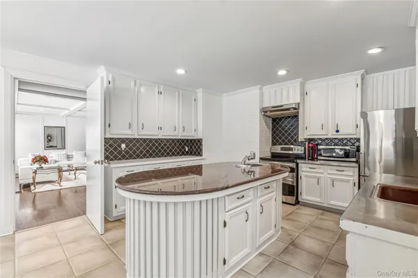 $2,899,000 | 19 Frost Creek Drive, Locust Valley, NY 11560