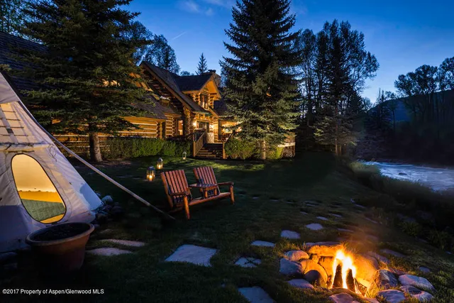 a view of a garden with wooden fence