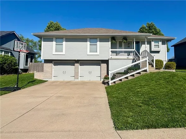 $315,000 | 501 Southwest Whitestone Drive, Grain Valley, MO 64029