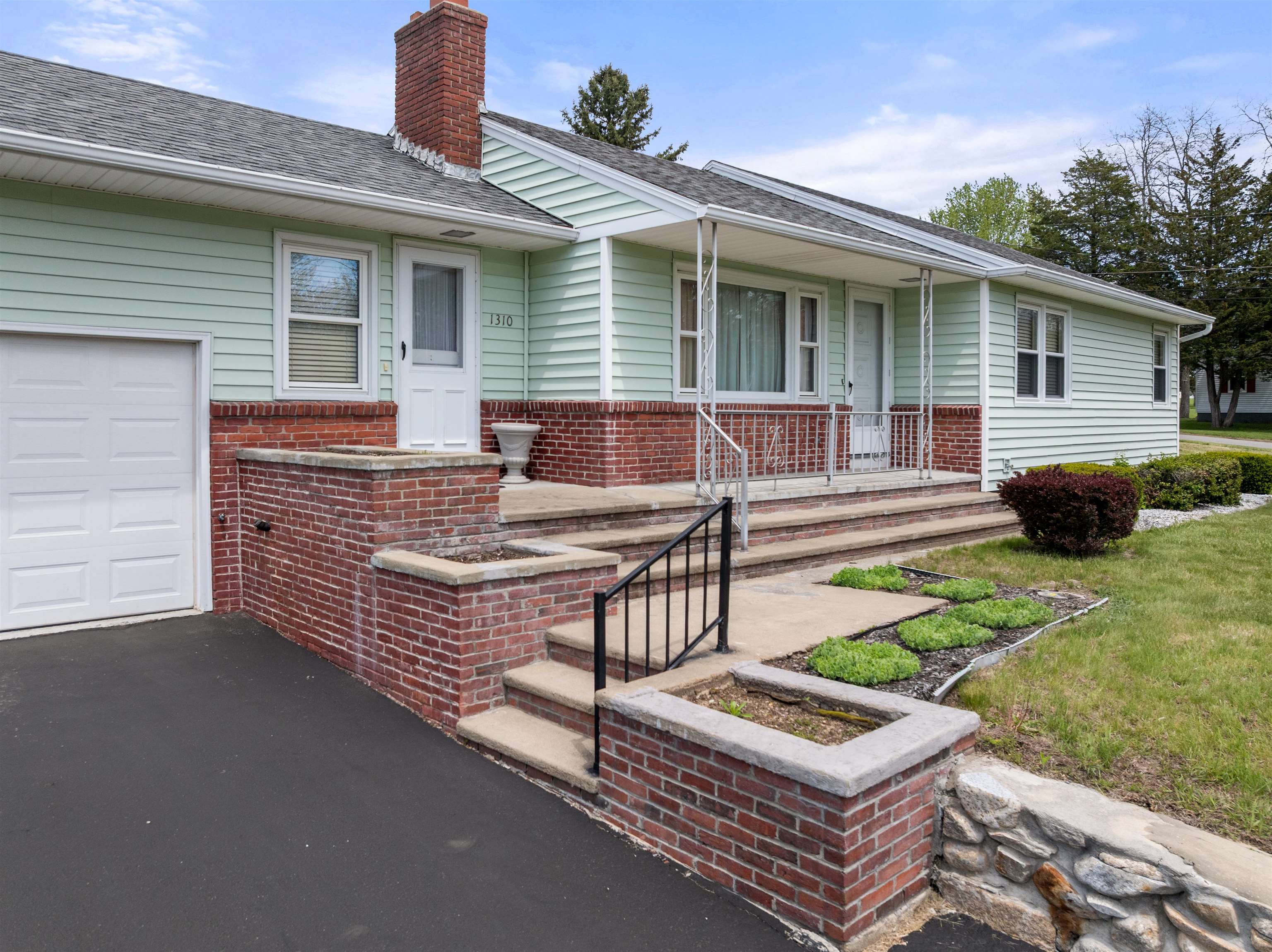 1310 Wellington Road Manchester, NH 03104 - Photo 4 of 35