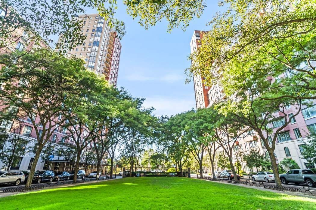 300 Rector Place, Unit 3I Manhattan, NY 10280 - Photo 6 of 11