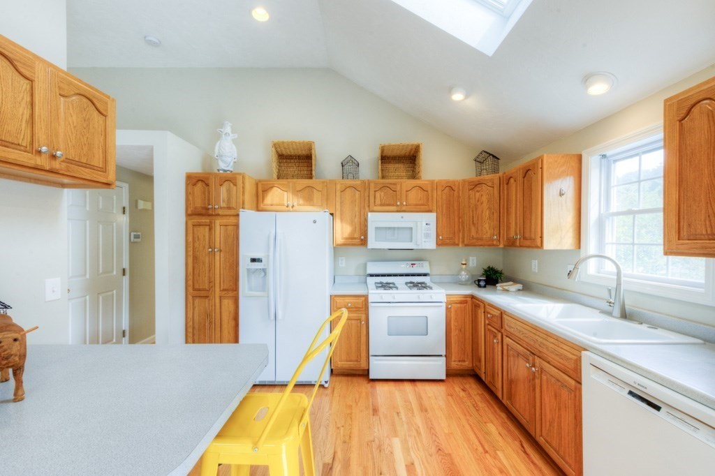 12 Matteo Street Worcester, MA 01606 - Photo 3 of 42 Gallery Image 3