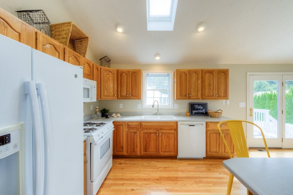 12 Matteo Street Worcester, MA 01606 - Photo 4 of 42 Gallery Image 4