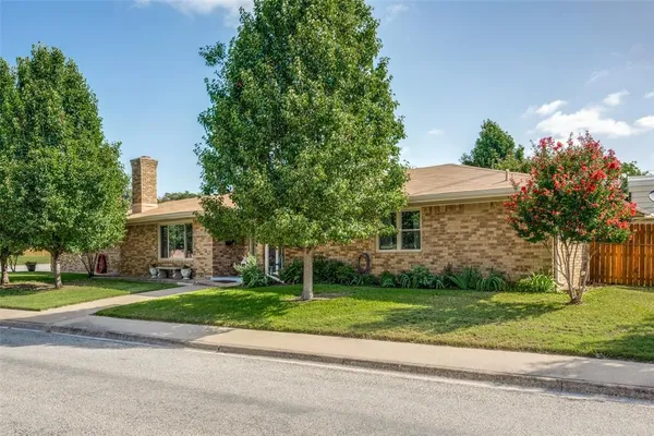 $366,500 | 901 East Greenwood Avenue, Bowie, TX 76230