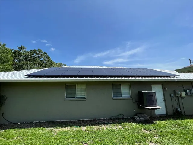 a view of a backyard