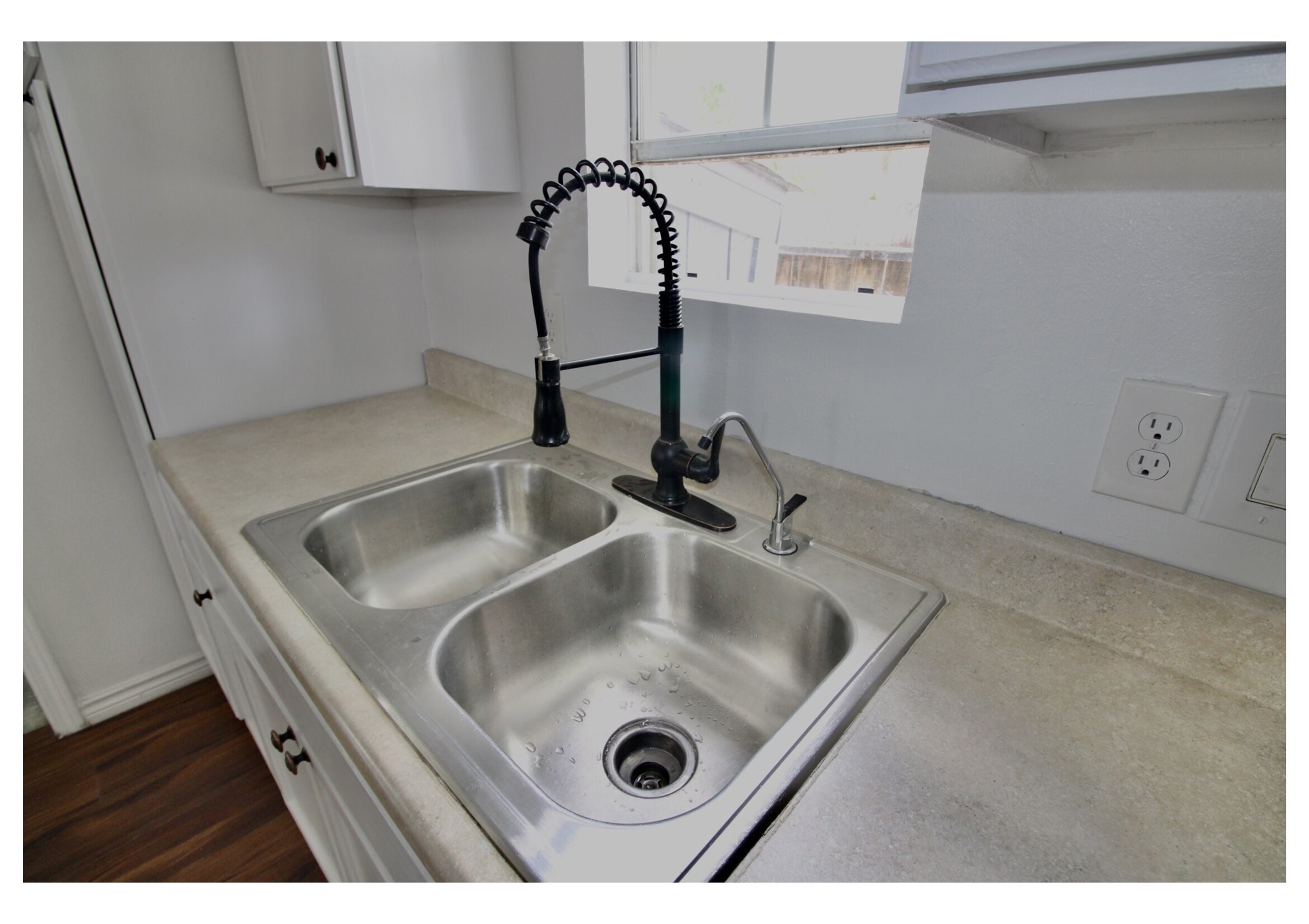 409 Robert Lee Road Houston, TX 77009 - Photo 11 of 32 Double sink with plenty of kitchen counter space and lots of natural light.