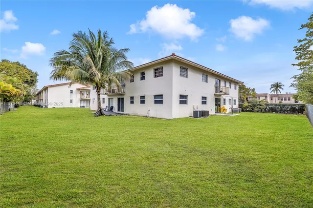 a view of a house with backyard