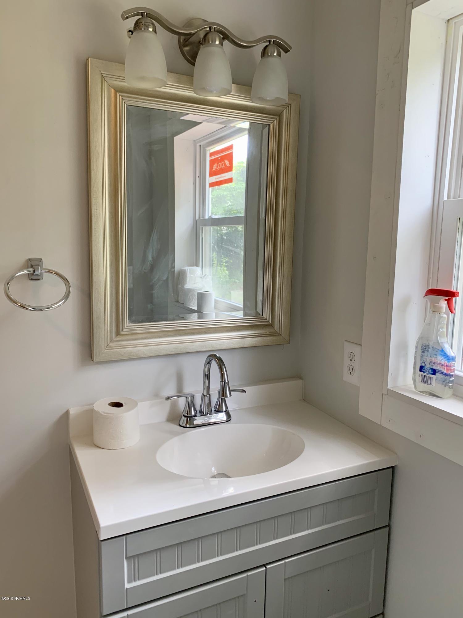 809 Eagle Road Kinston, NC 28501 - Photo 23 of 49 First floor bath