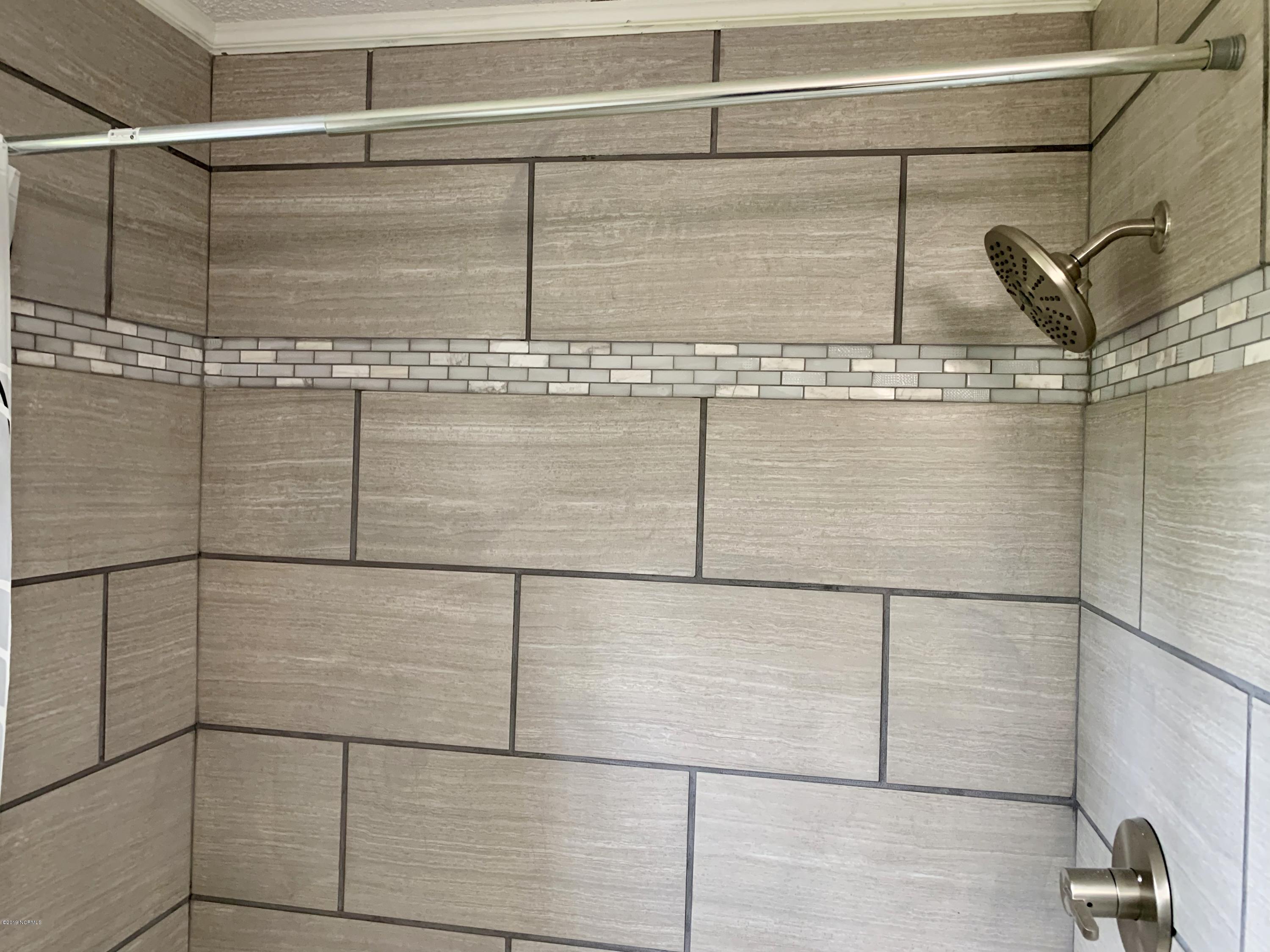 809 Eagle Road Kinston, NC 28501 - Photo 34 of 49 Master bath tile detail