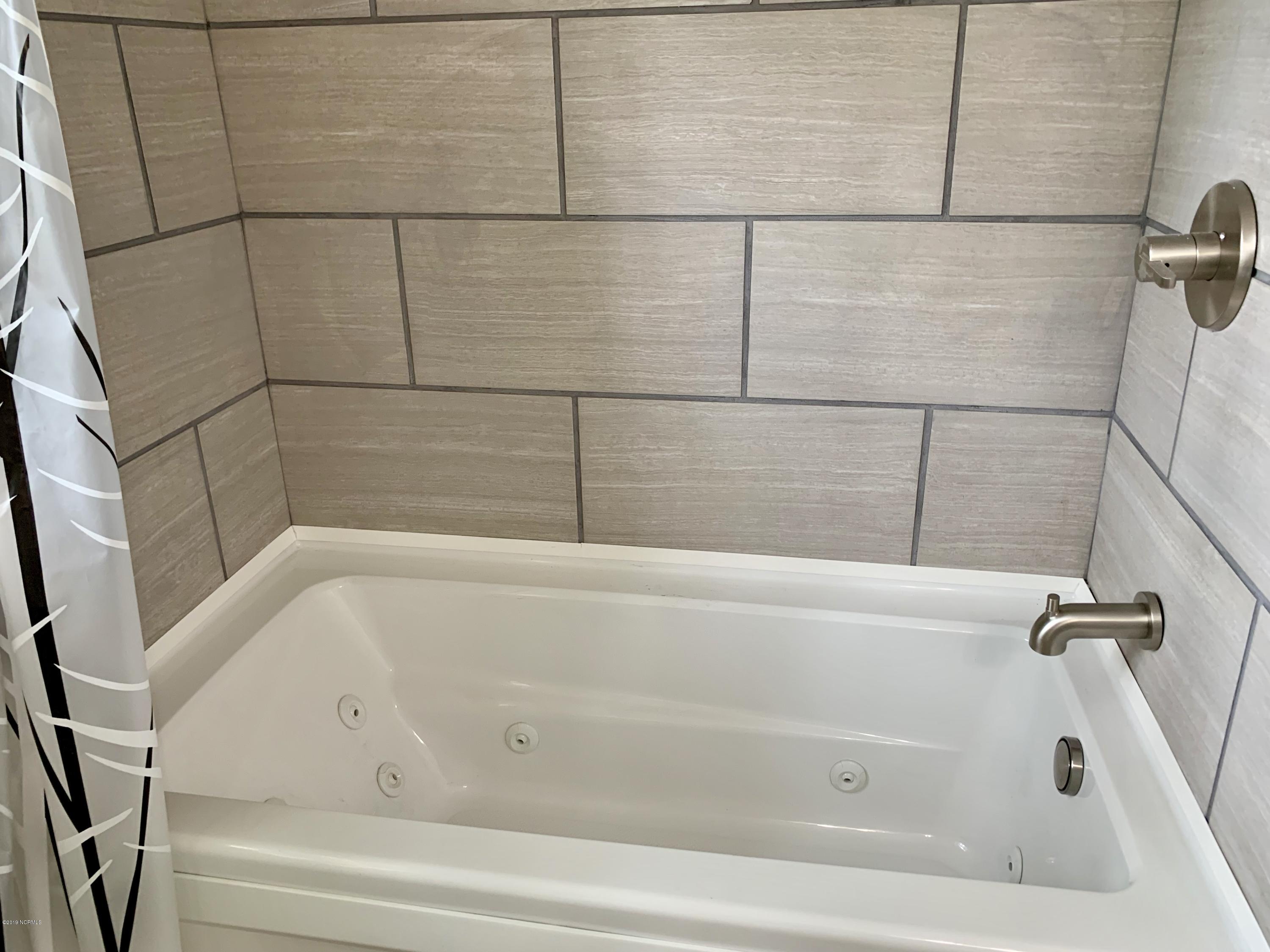 809 Eagle Road Kinston, NC 28501 - Photo 35 of 49 Master bath jetted tub