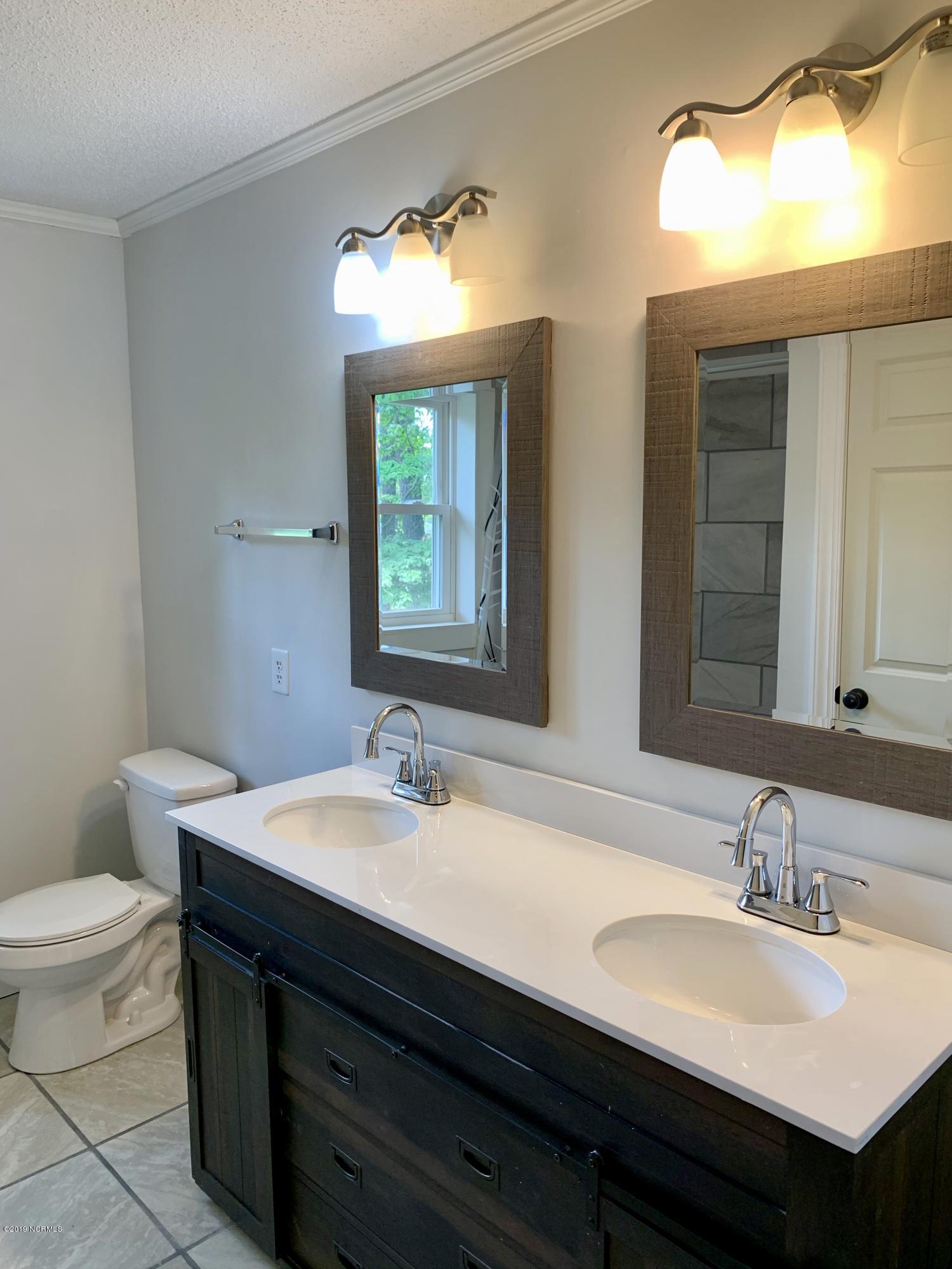 809 Eagle Road Kinston, NC 28501 - Photo 39 of 49 2nd story hall shared bath