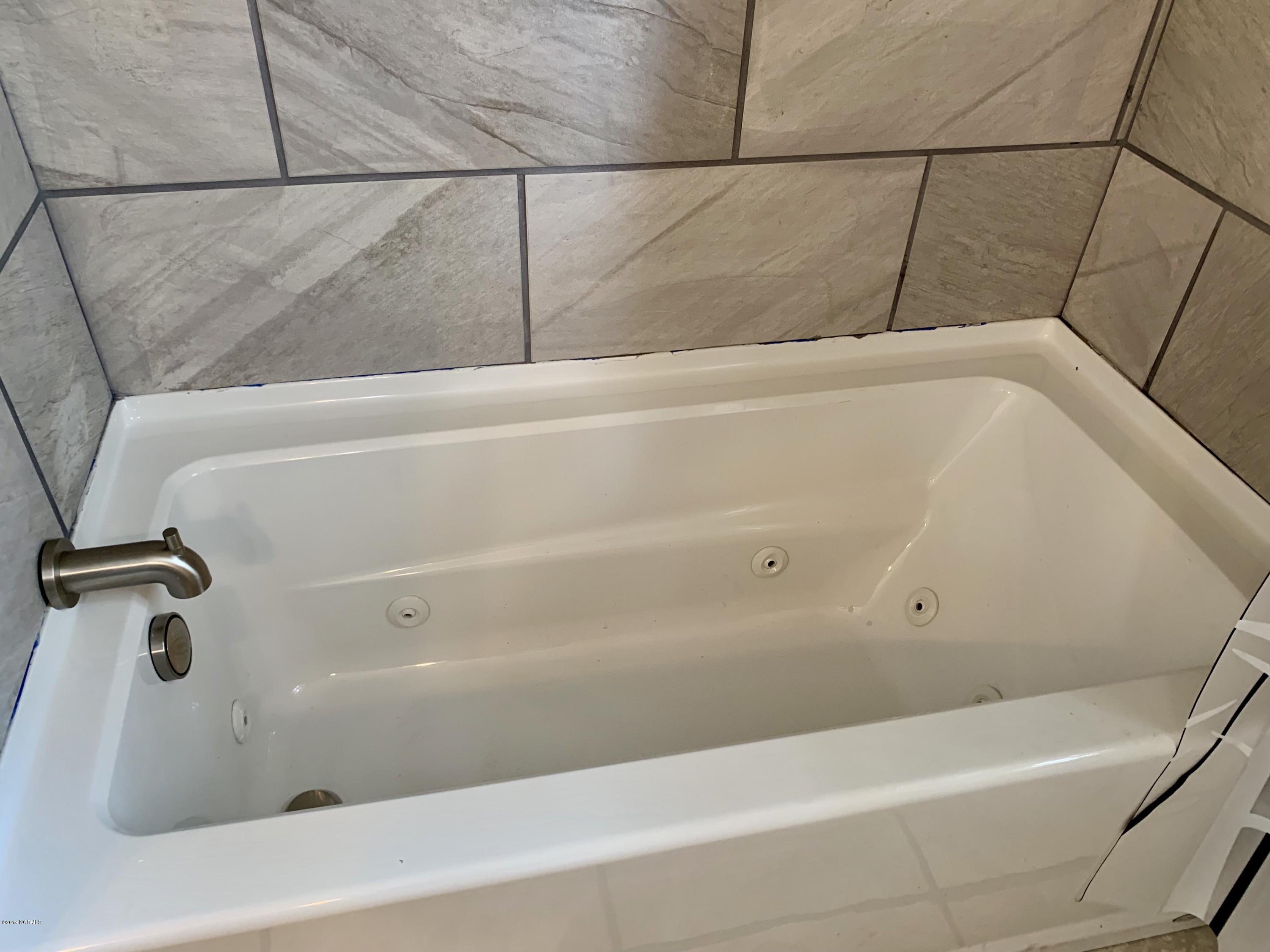 809 Eagle Road Kinston, NC 28501 - Photo 41 of 49 2nd story shared bath jetted tub