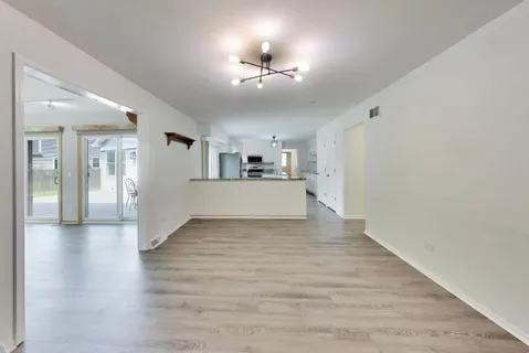 $649,000 | 8 Hampton Court, Mundelein, IL 60060