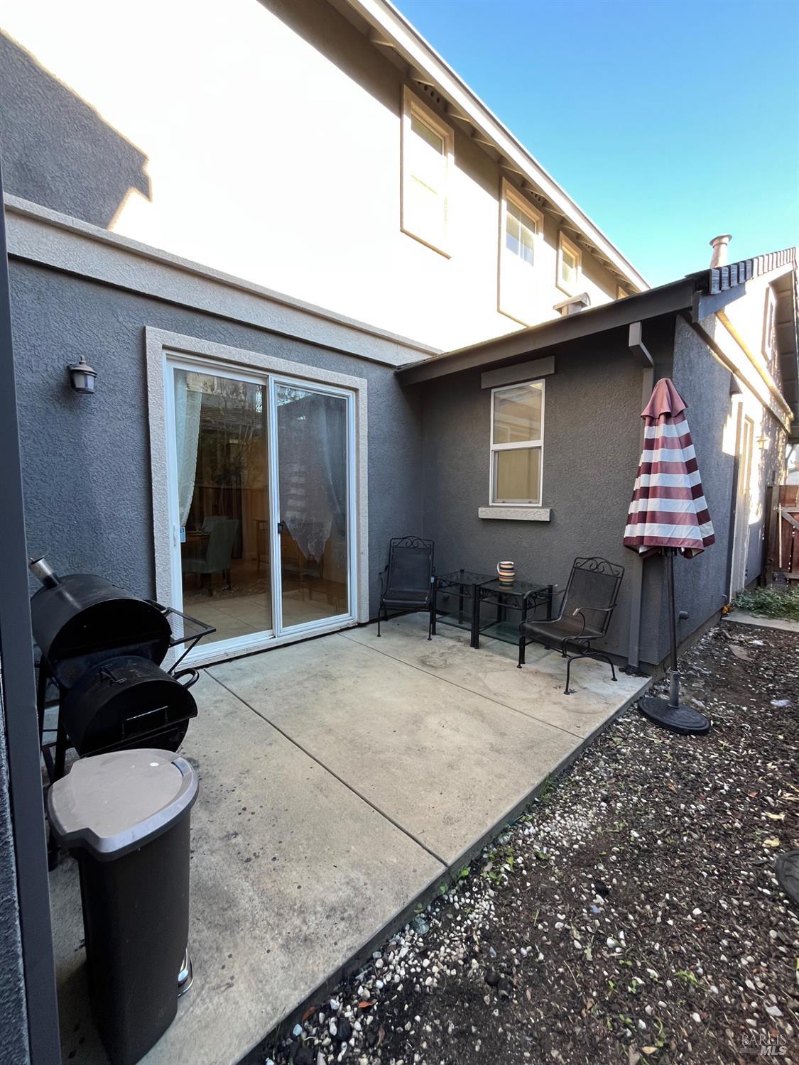 2472 Shorey Way Fairfield, CA 94533 - Photo 18 of 43 a backyard of a house with table and chairs