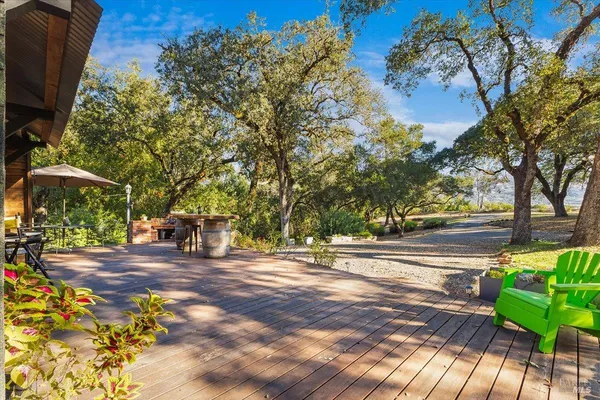 a bench is sitting in middle of the middle of a yard