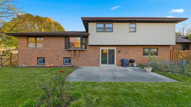 $618,000 | 7104 Kidwell Road, Downers Grove, IL 60516