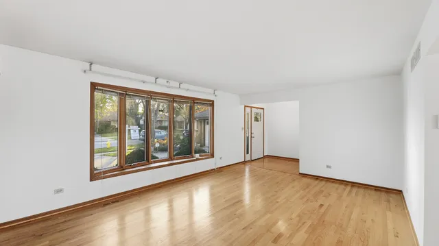 $618,000 | 7104 Kidwell Road, Downers Grove, IL 60516