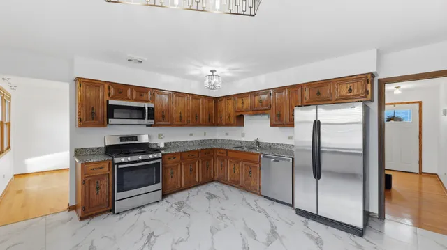 $618,000 | 7104 Kidwell Road, Downers Grove, IL 60516