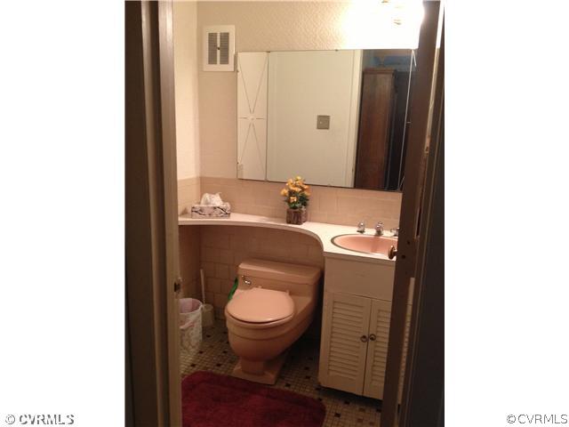 7304 Oak Ridge Street Henrico, VA 23294 - Photo 4 of 17 Bathroom - Half bathroom