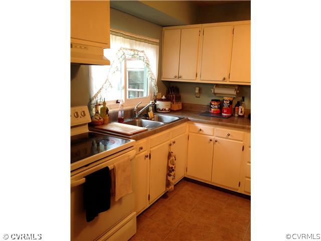 7304 Oak Ridge Street Henrico, VA 23294 - Photo 8 of 17 Kitchen