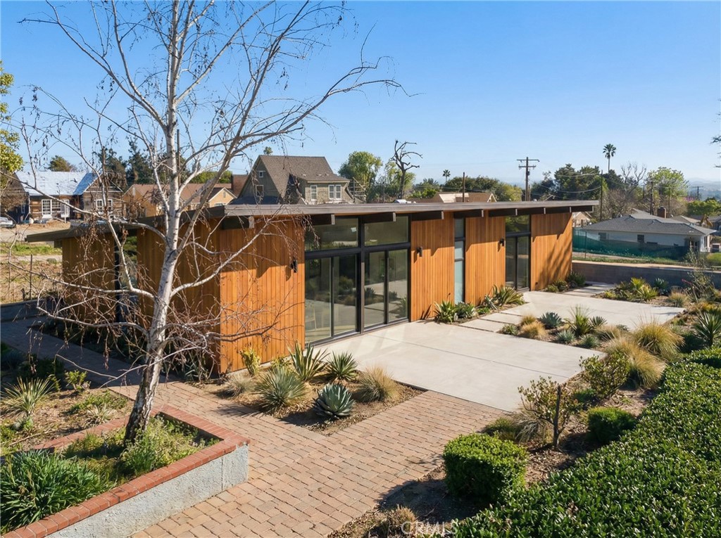 2550 Catherine Road Altadena, CA 91001 - Photo 17 of 65 a view of a house with backyard and sitting area