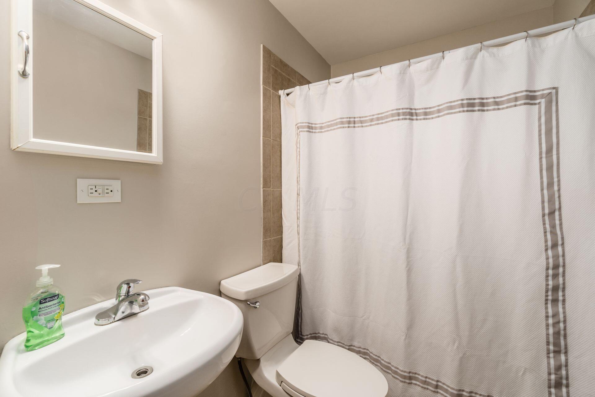 2351 Cranford Road Columbus, OH 43221 - Photo 12 of 30 Full Bathroom