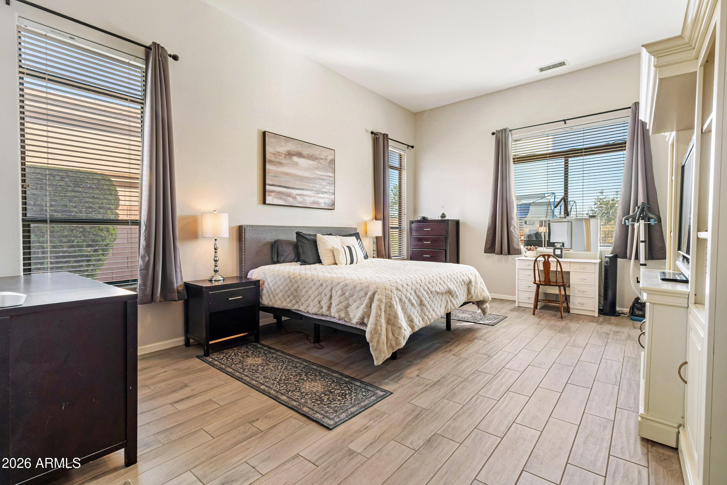 5219 East Hashknife Road Phoenix, AZ 85054 - Photo 14 of 38 a bed room with a bed and a night stand