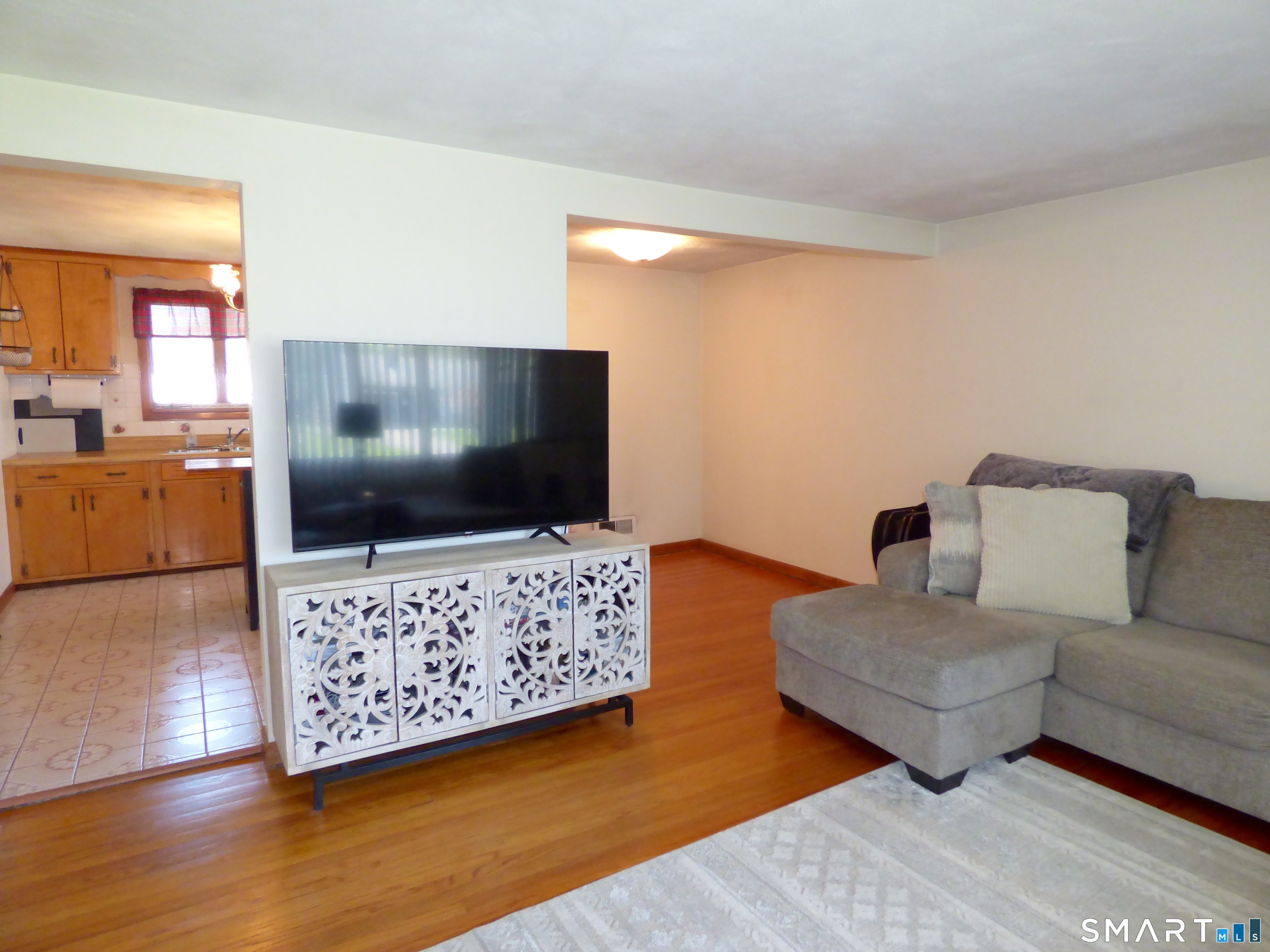 76 Harding Street Wethersfield, CT 06109 - Photo 5 of 29