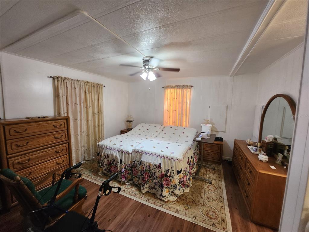 6091 Southeast 114th Street Road Belleview, FL 34420 - Photo 13 of 44 a bed room with a bed and a television