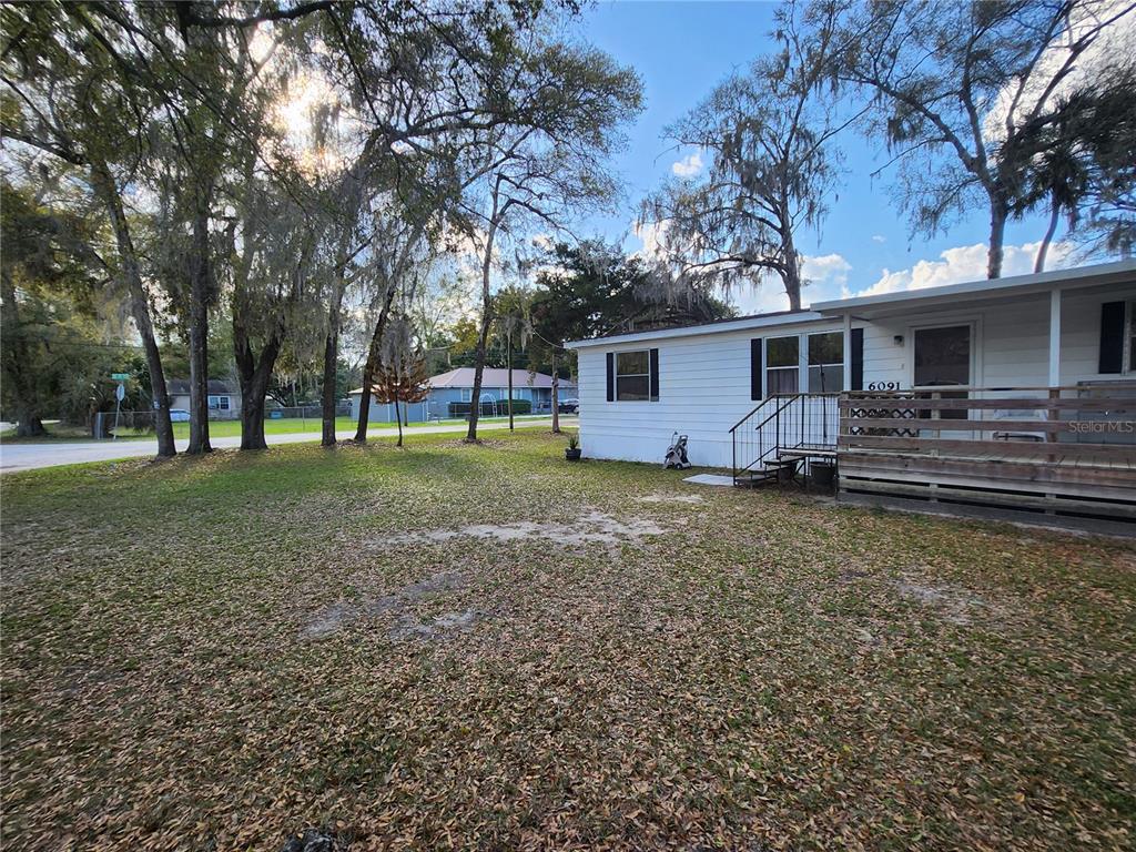 6091 Southeast 114th Street Road Belleview, FL 34420 - Photo 2 of 44 a front view of house with yard and trees
