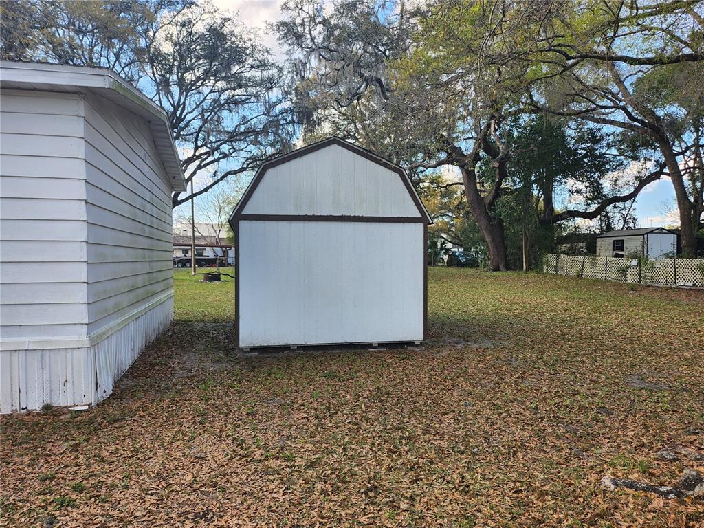 6091 Southeast 114th Street Road Belleview, FL 34420 - Photo 33 of 44 a backyard of a house with lots of green space