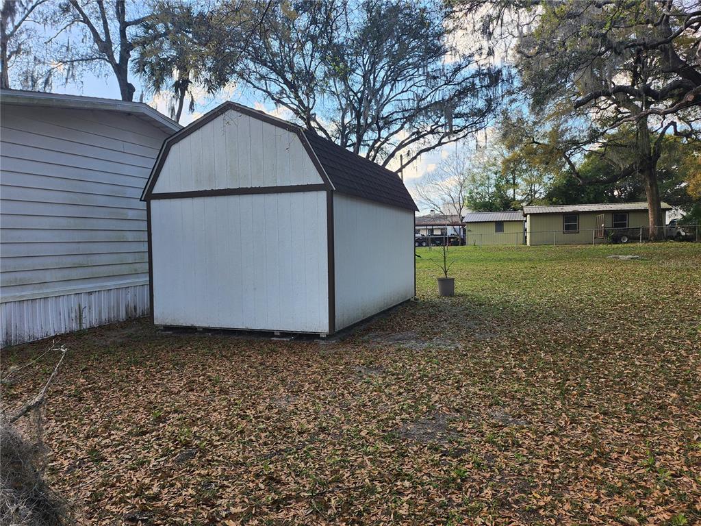 6091 Southeast 114th Street Road Belleview, FL 34420 - Photo 35 of 44 a backyard of a house with lots of green space