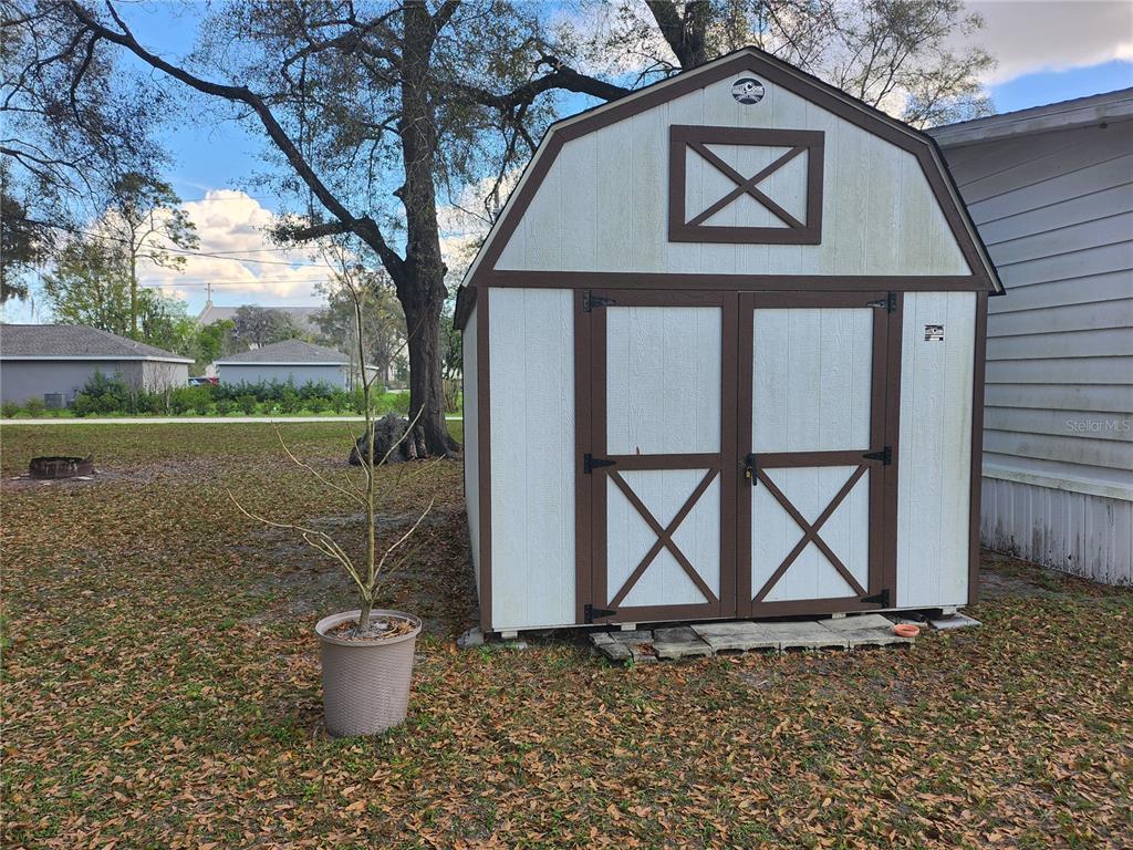6091 Southeast 114th Street Road Belleview, FL 34420 - Photo 38 of 44 a front view of a house with garden