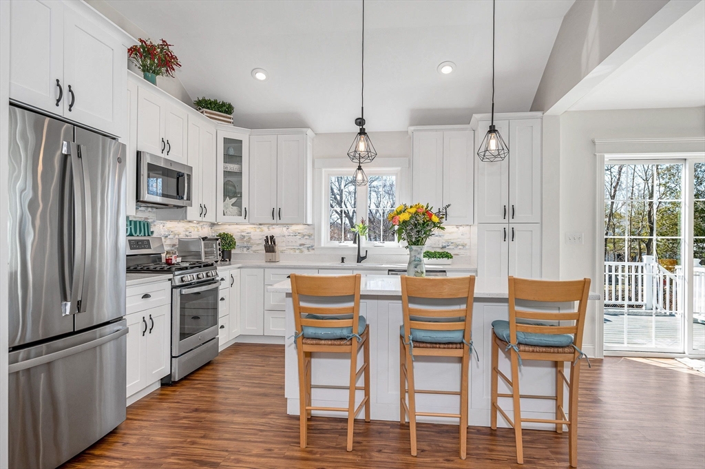 24 Eaton Drive Hudson, MA 01749 - Photo 5 of 37