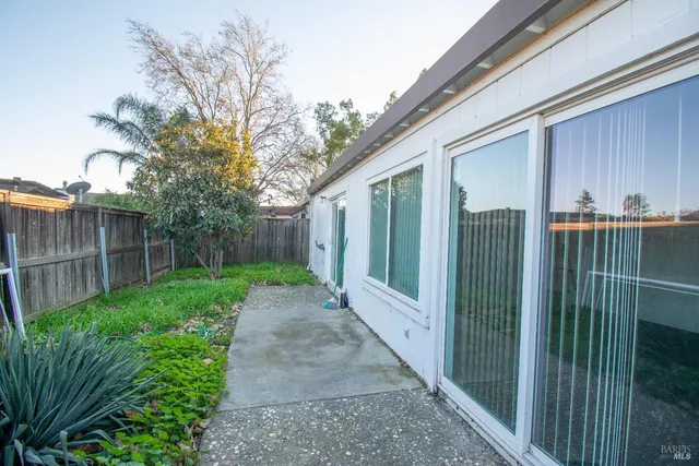 a view of a house with backyard and garden